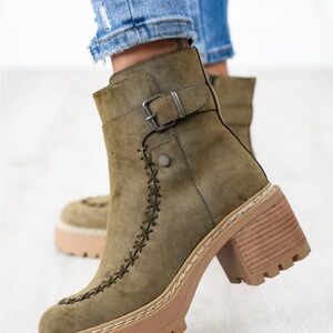 MIA women’s Chelsea Boot size 10 Khaki (but it is Olive)